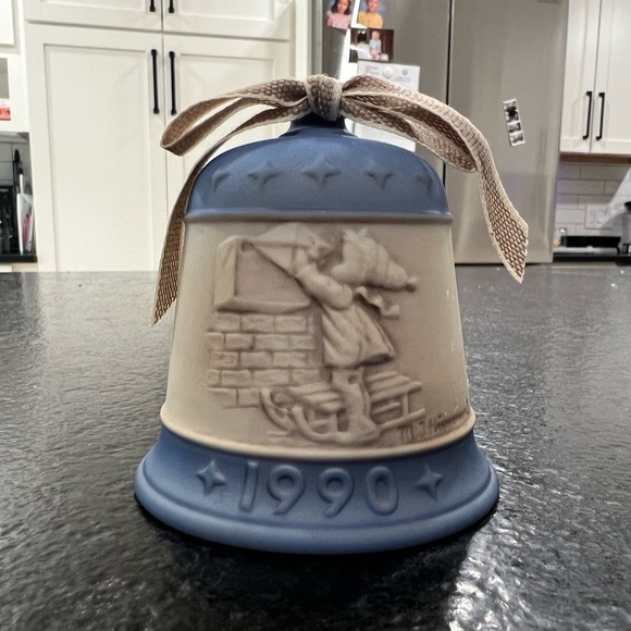Goebel Vintage Hummel "Letter to Santa Claus" 1990 Bell missing clapper - Picture 1 of 4